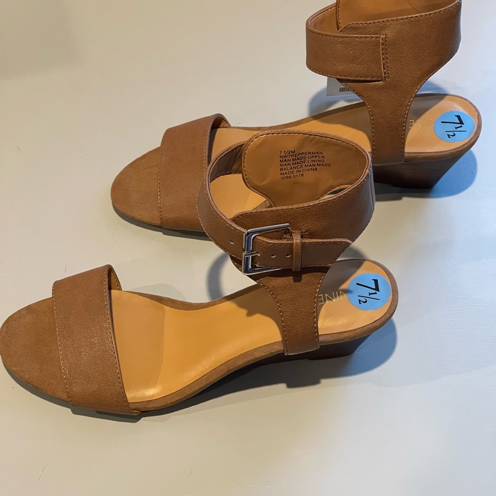NWT Nine west women’s size 7.5 Tan strappy sandals with wedge